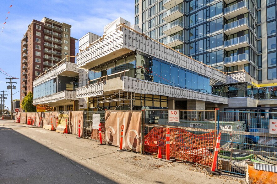 128 15th St W, North Vancouver, BC à vendre - Photo du bâtiment - Image 3 de 9