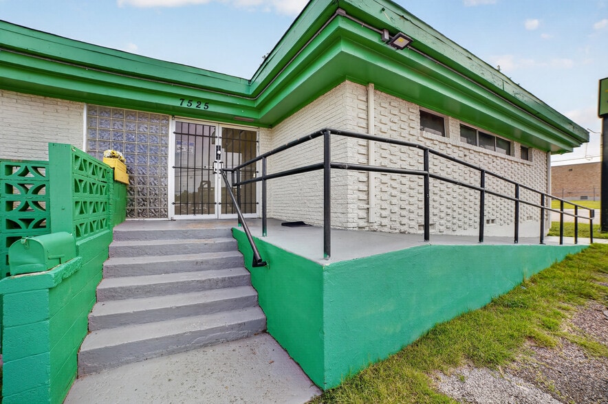 7525 Military Pky, Dallas, TX for lease - Building Photo - Image 1 of 15