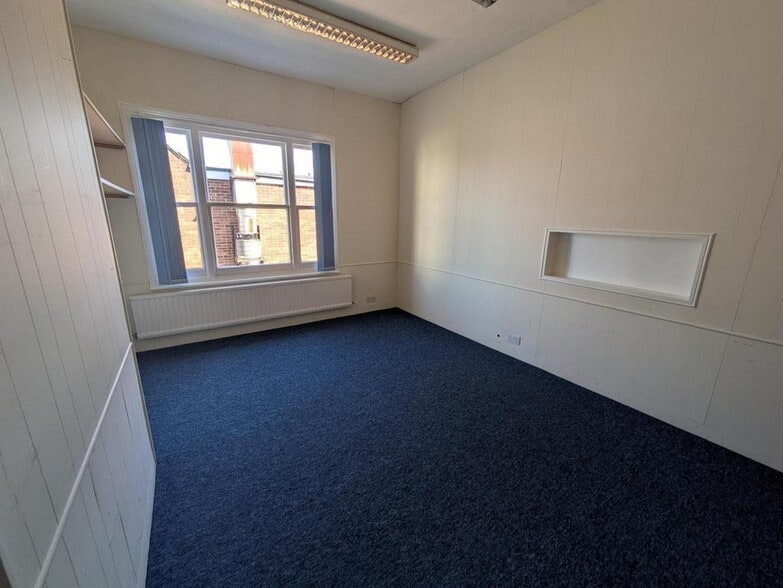 52 High St, Woking for lease - Building Photo - Image 3 of 8