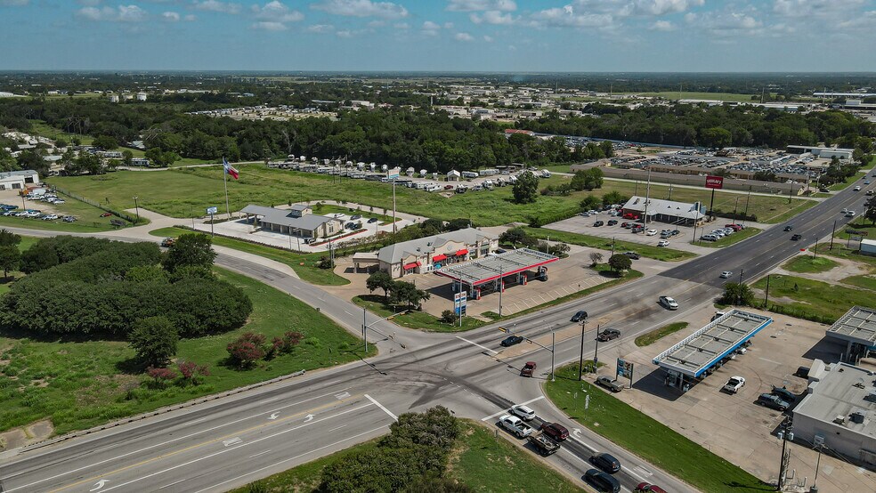 3400-3402 Highway 21 E, Bryan, TX à louer - Photo du bâtiment - Image 2 de 10