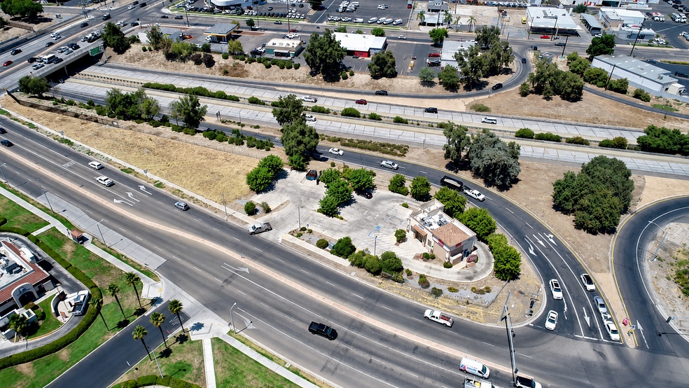 1400 E Noble Ave, Visalia, CA for sale - Building Photo - Image 2 of 22