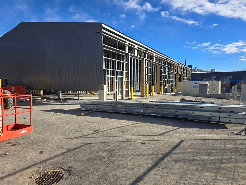 14 Griffin Industrial Pt, Cochrane, AB for lease - Building Photo - Image 3 of 8