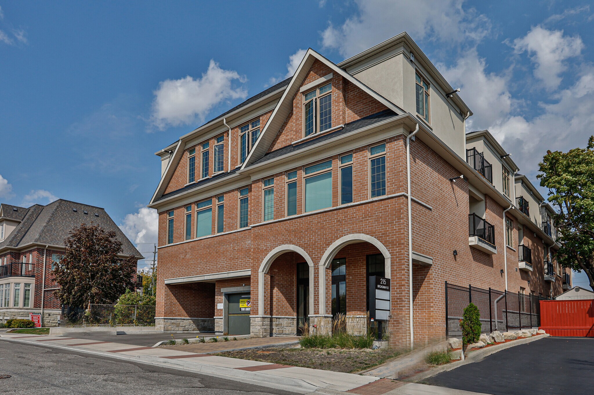 215 Broadway St, Mississauga, ON for sale Building Photo- Image 1 of 2