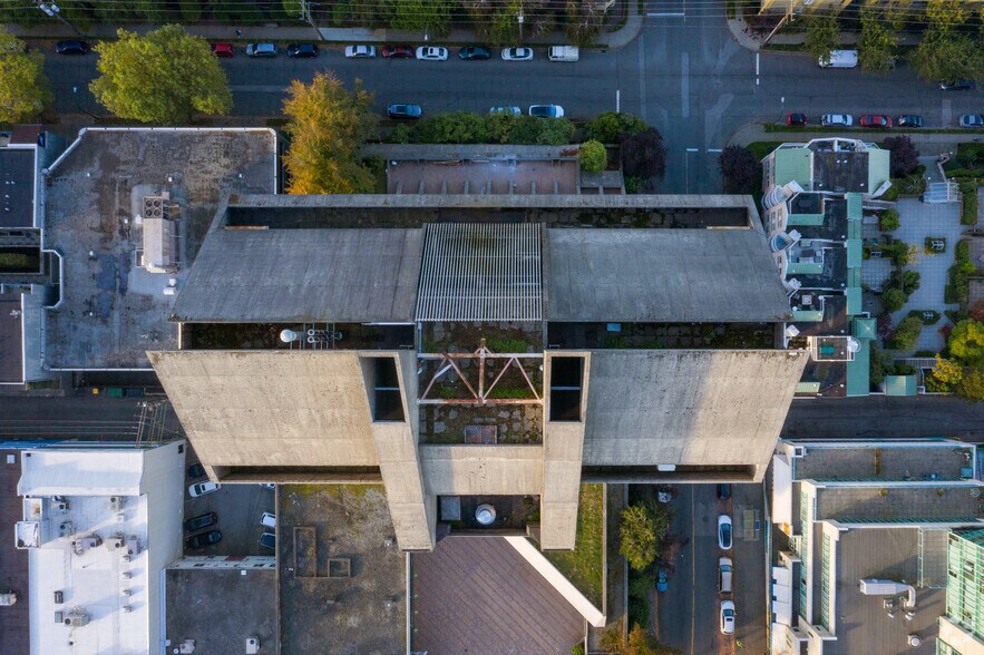 805 W Broadway, Vancouver, BC à louer - Photo du bâtiment - Image 2 de 10