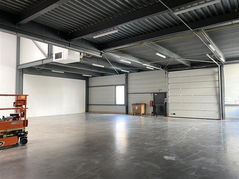 36 Avenue Marc Sangnier, Villeneuve-la-Garenne for lease - Interior Photo - Image 2 of 8