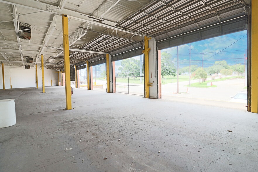 1915 Empire Central, Dallas, TX for lease - Building Photo - Image 3 of 20