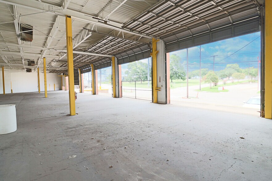 1915 Empire Central, Dallas, TX à louer - Photo du bâtiment - Image 3 de 20