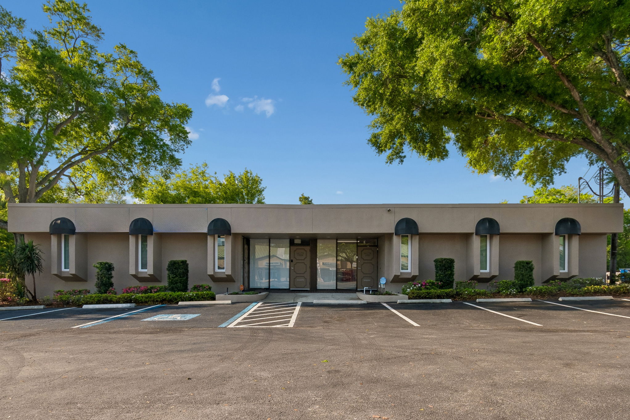 1046 W Busch Blvd, Tampa, FL à louer Photo du bâtiment- Image 1 de 14