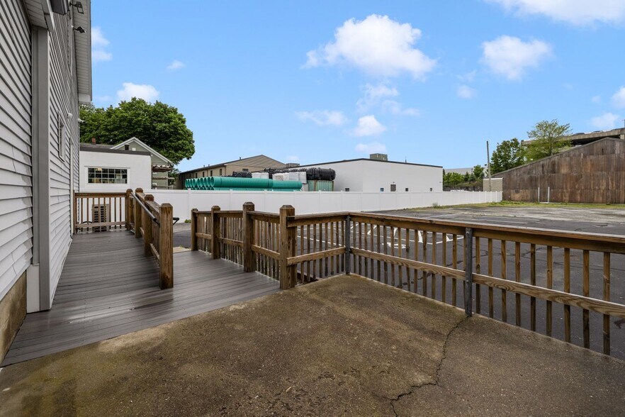 84-86 Kilvert St, Warwick, RI à vendre - Photo du bâtiment - Image 2 de 40