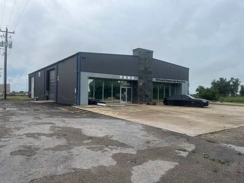 Vanguard Warehouse Complex - 8480 IH-35 portefeuille de 6 propriétés à vendre sur LoopNet.ca - Photo du bâtiment - Image 1 de 17
