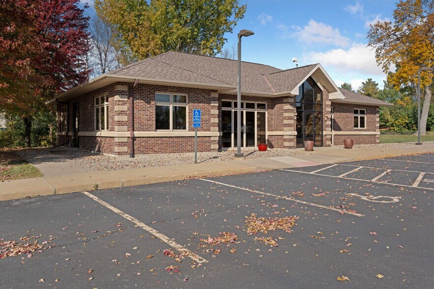 225 Cedardale Dr SE, Owatonna, MN à vendre - Photo du bâtiment - Image 3 de 38