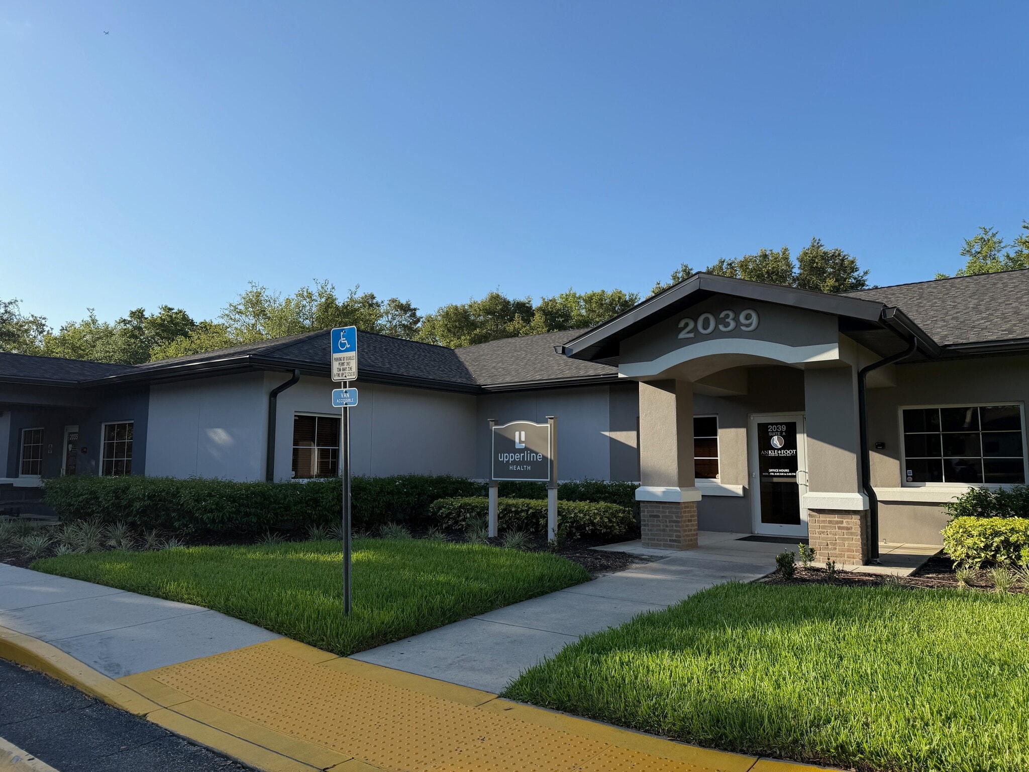2035-2055 Little Rd, New Port, New Port Richey, FL à louer Photo du bâtiment- Image 1 de 7