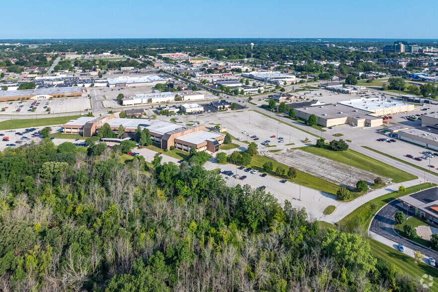 700 Pilgrim Way, Green Bay, WI à vendre - Photo du bâtiment - Image 1 de 32