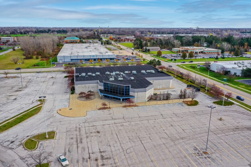 4511 Fashion Square Blvd, Saginaw, MI à louer - Photo du bâtiment - Image 2 de 6