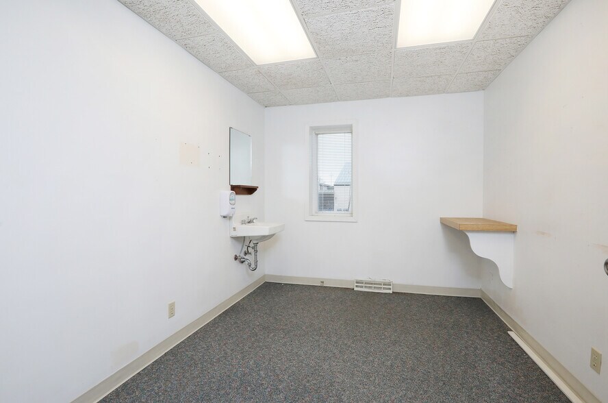 321 E 3rd St N, Newton, IA à louer - Photo du bâtiment - Image 3 de 8