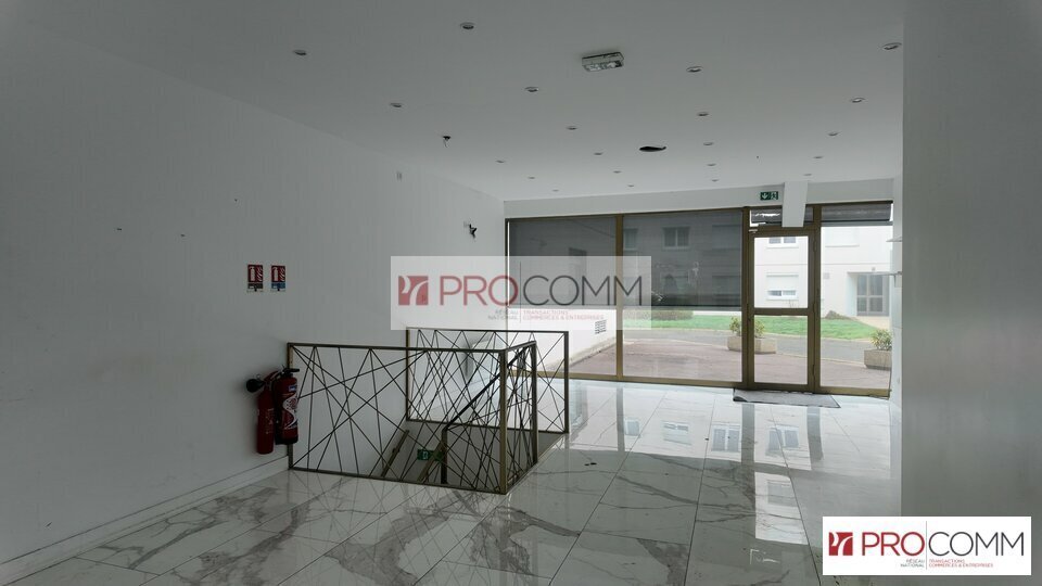 Retail in Chartres for lease - Lobby - Image 2 of 3