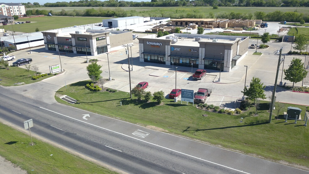 402 N Interstate Highway 45, Ennis, TX à louer - Photo du b timent - Image 2 de 8