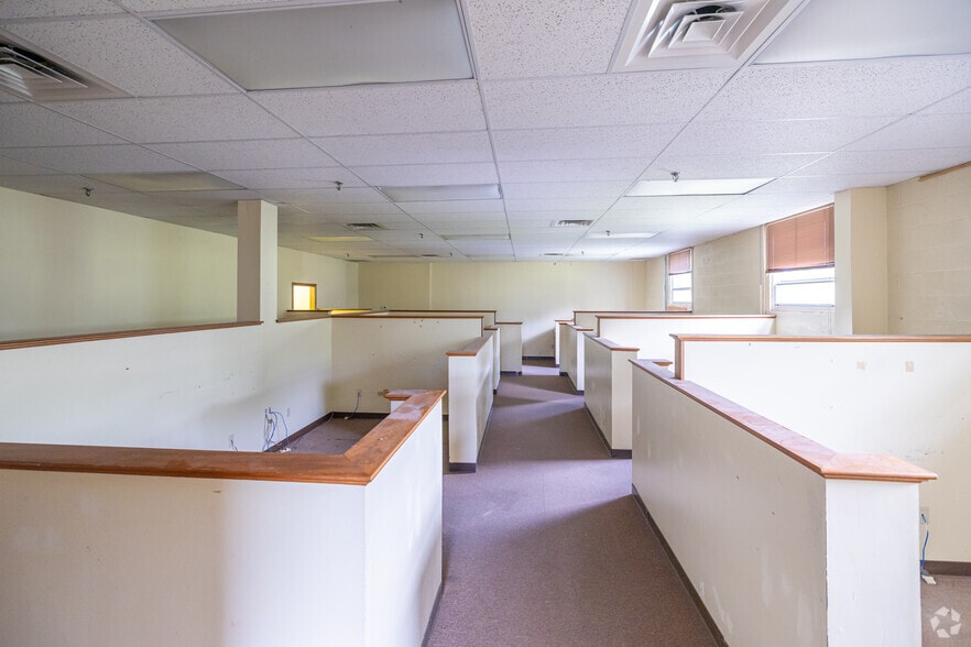 1 Main St, Shirley, MA for lease - Interior Photo - Image 2 of 34