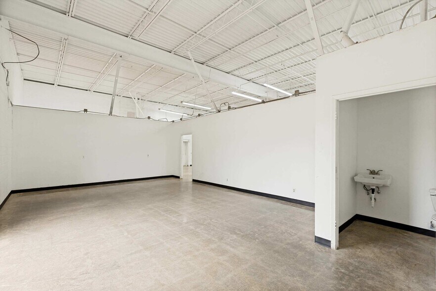 413 N Interurban St, Richardson, TX à louer - Photo du bâtiment - Image 3 de 4