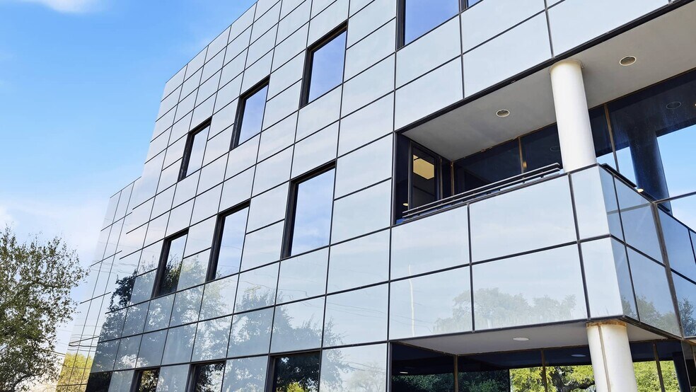 Synergy Plaza portefeuille de 2 propriétés à vendre sur LoopNet.ca - Photo du bâtiment - Image 1 de 13