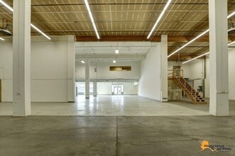 557 E Fireweed Ln, Anchorage, AK à louer Photo intérieure- Image 2 de 4