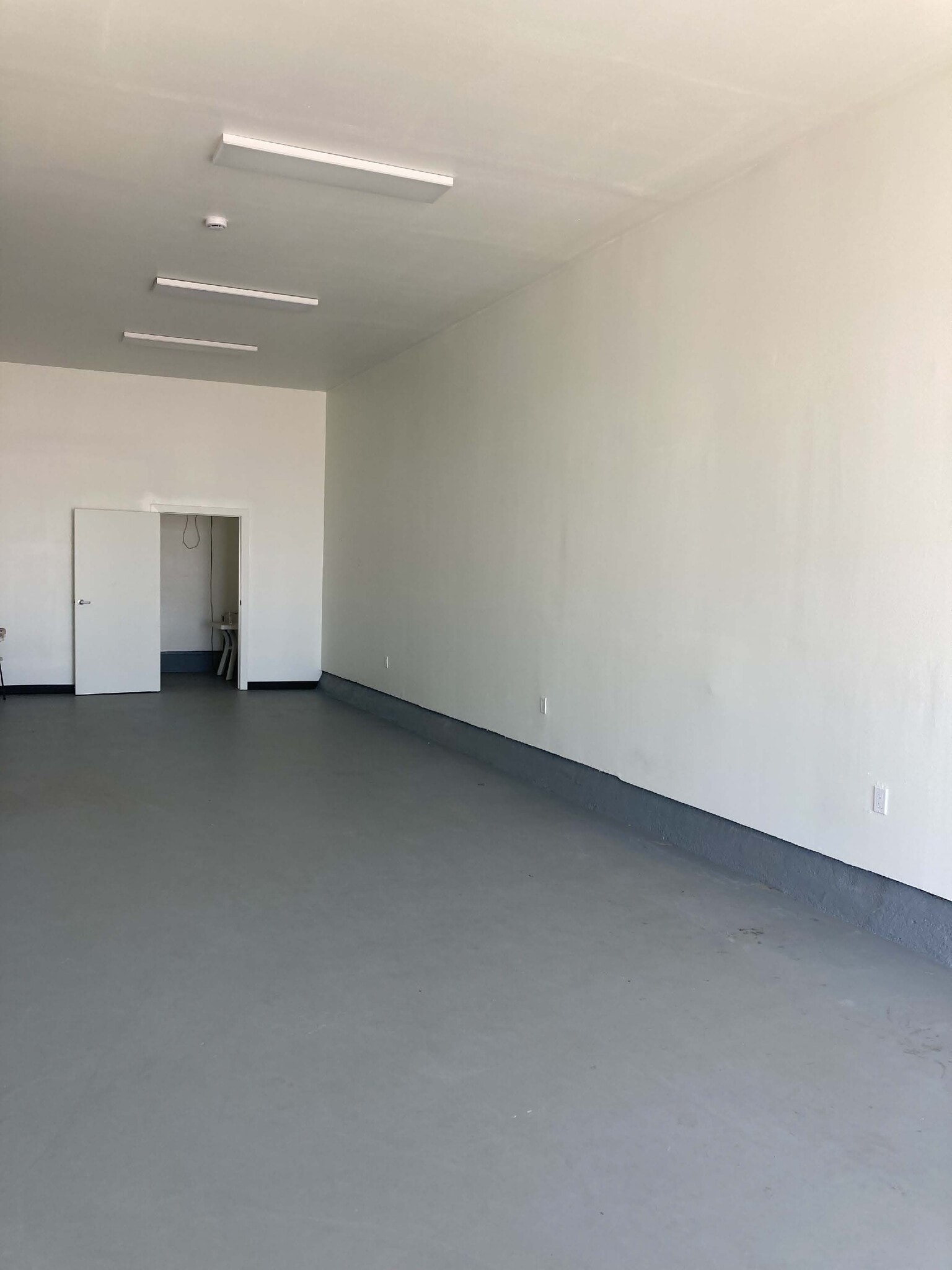 511 Ocean Front Walk, Venice, CA for lease Interior Photo- Image 1 of 7