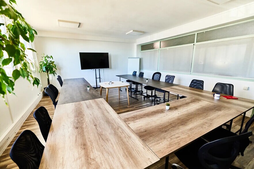 Office in Marseille for lease - Interior Photo - Image 2 of 2