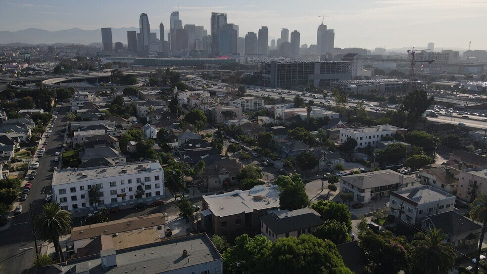 2101 Bonsallo Ave, Los Angeles, CA à vendre - Photo du bâtiment - Image 3 de 9