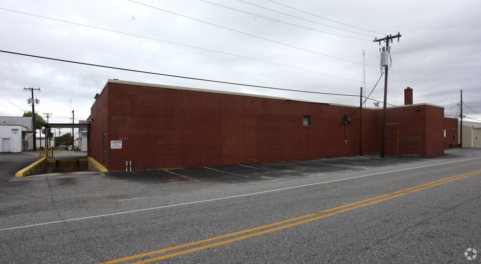863 N Raleigh St, Greensboro, NC à louer - Photo du bâtiment - Image 2 de 5