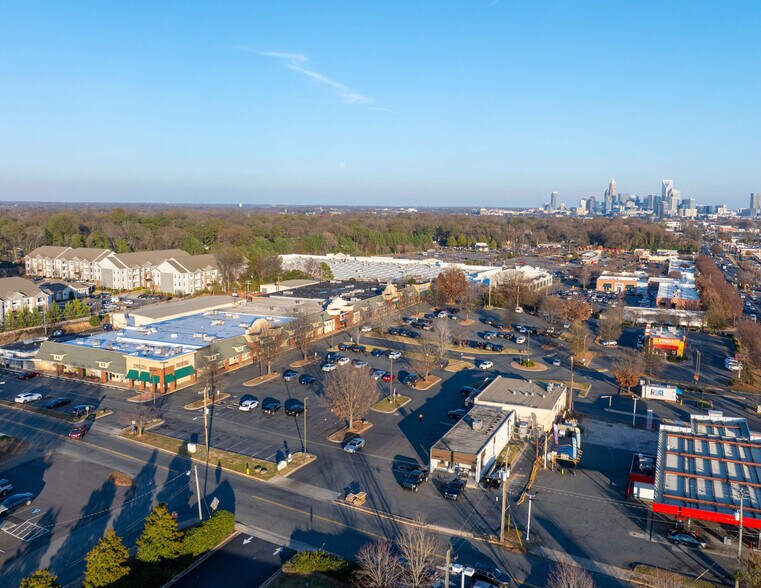 3400-3500 Wilkinson Blvd, Charlotte, NC à louer - Photo du bâtiment - Image 2 de 6