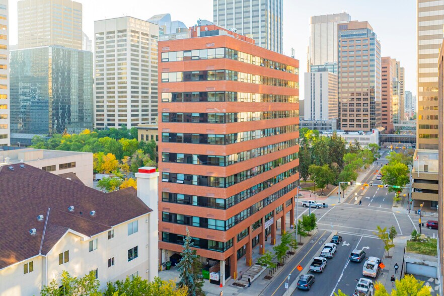 744 4 Av SW, Calgary, AB à louer - Photo du bâtiment - Image 2 de 4