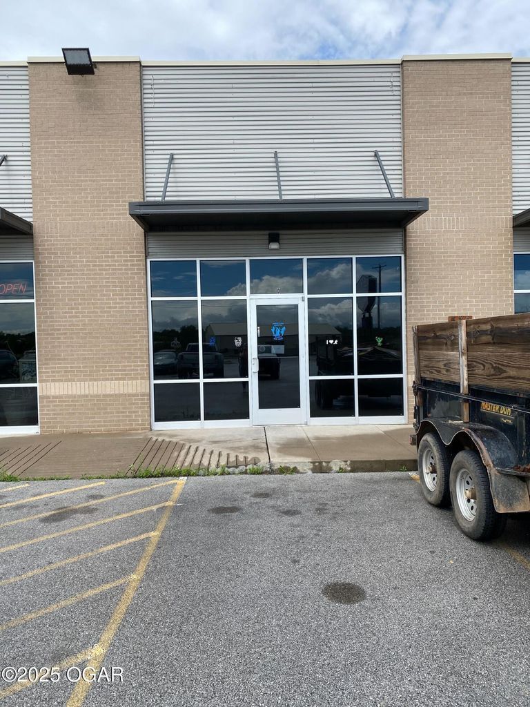 530 N East St, Webb City, MO for lease Interior Photo- Image 1 of 3