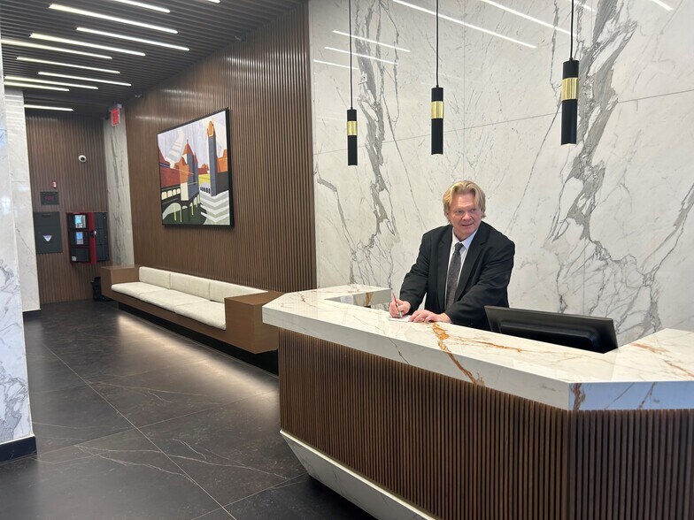 108-18 Queens Blvd, Forest Hills, NY à louer - Photo intérieure - Image 2 de 14