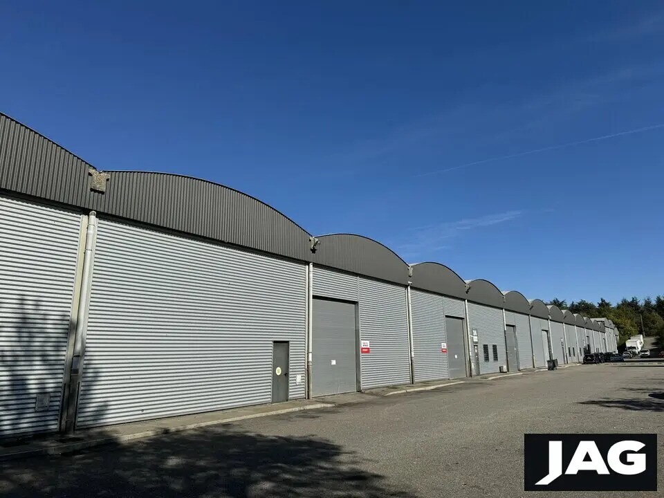 Flex dans Saint-Priest à louer Photo du bâtiment- Image 1 de 7