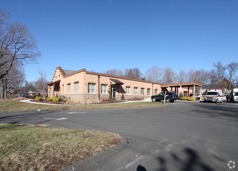 341 West St, Southington, CT à vendre - Photo principale - Image 1 de 9