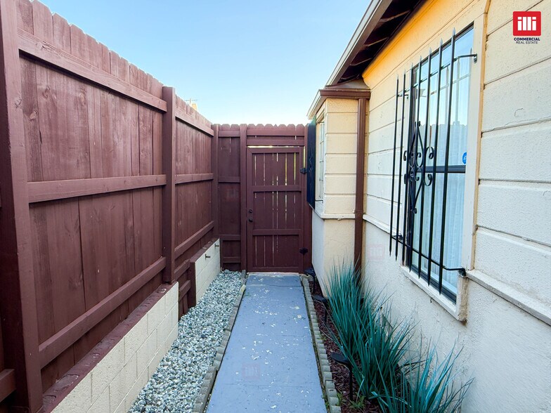 107 W Fairview Blvd, Inglewood, CA à louer - Photo du bâtiment - Image 3 de 11