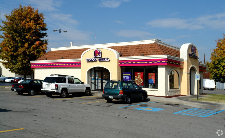 2003-2043 N Broadway St, Knoxville, TN for sale - Building Photo - Image 3 of 9