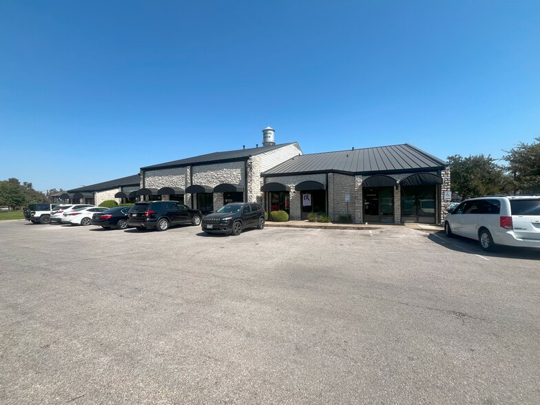 206 W Main St, Round Rock, TX à louer - Photo du bâtiment - Image 2 de 15