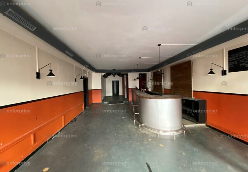 Retail in Lille for lease - Interior Photo - Image 2 of 2