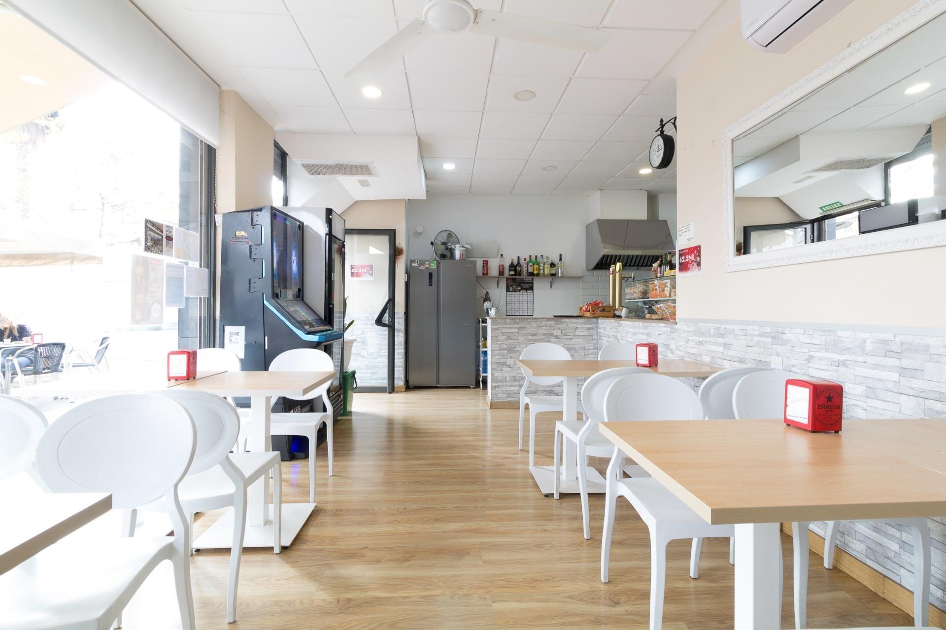 Retail in Viladecans, Barcelona for lease Primary Photo- Image 1 of 2