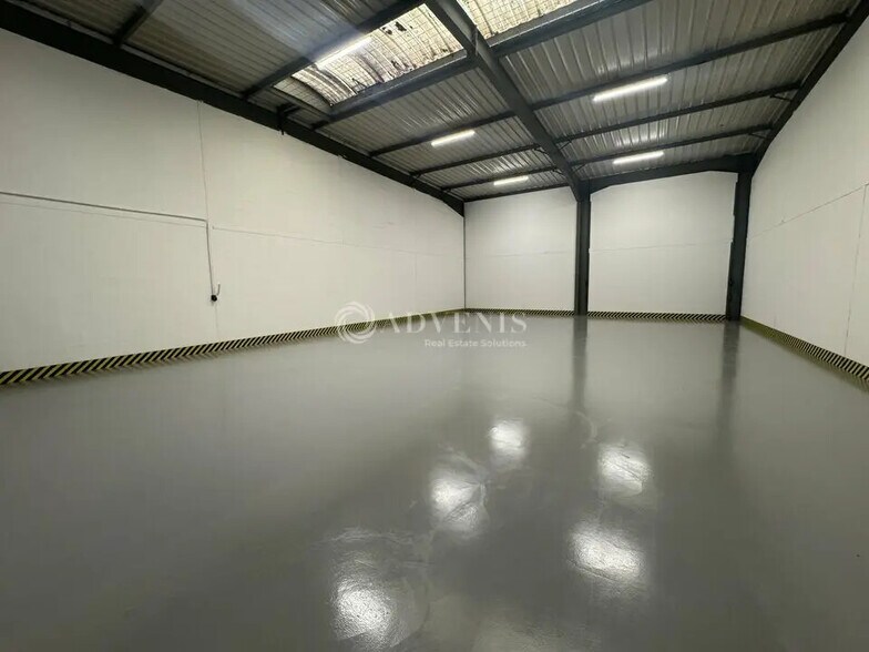 Flex in Gonesse for lease - Interior Photo - Image 3 of 9