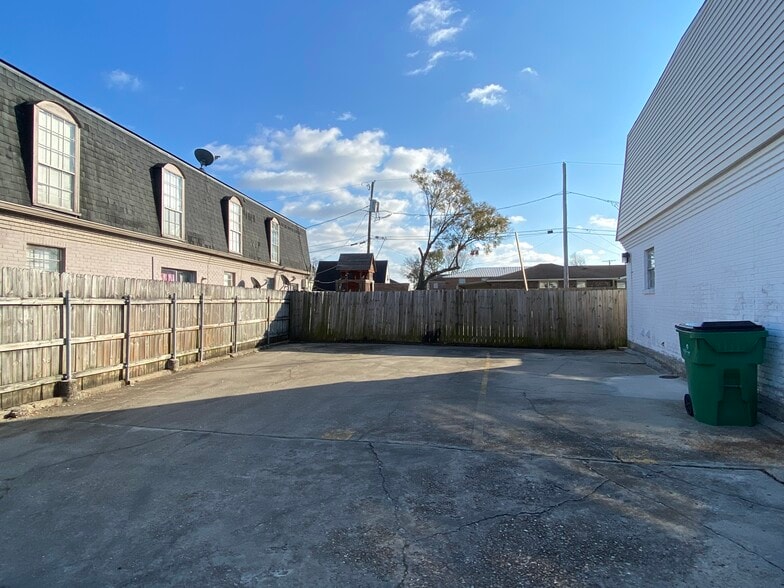3005 Lake Villa Dr, Metairie, LA for sale - Building Photo - Image 2 of 23
