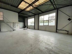 Industriel dans Saint-Ouen-l'Aumône à louer Photo intérieure- Image 2 de 6