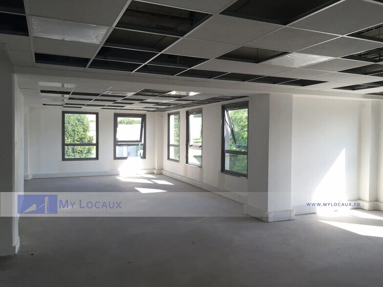 Flex in Villeneuve-la-Garenne for lease - Interior Photo - Image 3 of 4