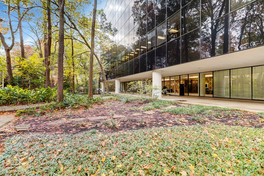 2180 North Loop W, Houston, TX à louer - Photo du bâtiment - Image 3 de 18