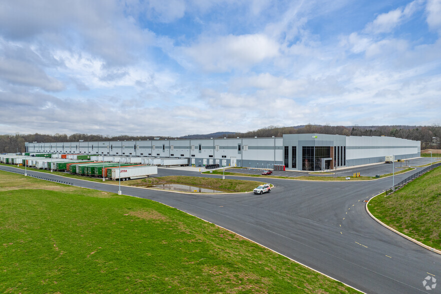 250 Cloverleaf Rd, York, PA for lease - Building Photo - Image 3 of 5