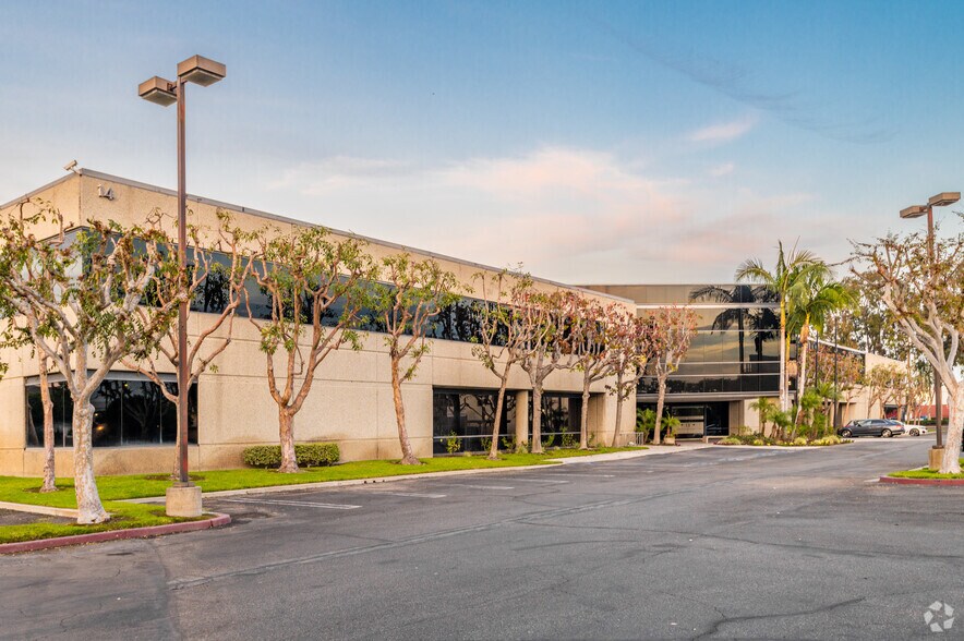 14 Centerpointe Dr, La Palma, CA à louer - Photo du bâtiment - Image 2 de 4