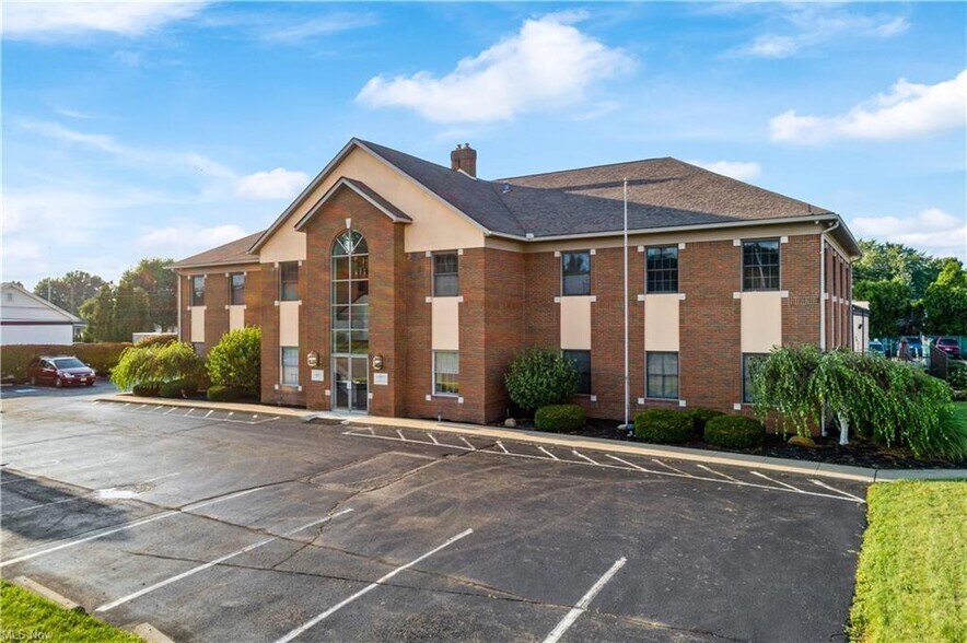 4463 Hills and Dales Rd NW, Canton, OH à vendre - Photo du bâtiment - Image 2 de 13