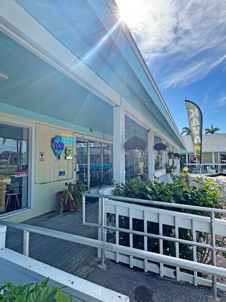 16681 Mcgregor Blvd, Fort Myers, FL à louer - Photo du bâtiment - Image 3 de 9