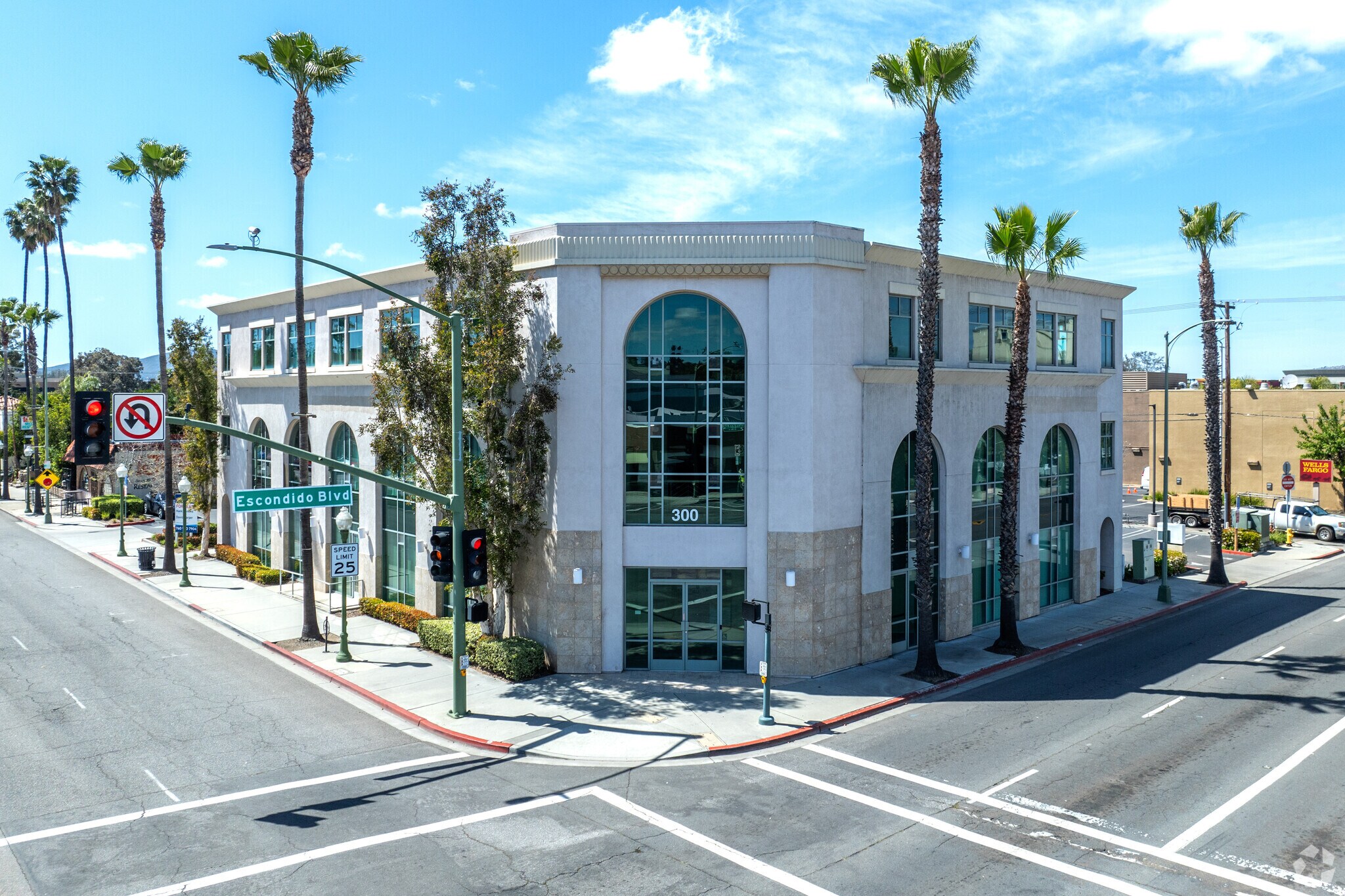300 W Grand Ave, Escondido, CA à vendre Photo du bâtiment- Image 1 de 8